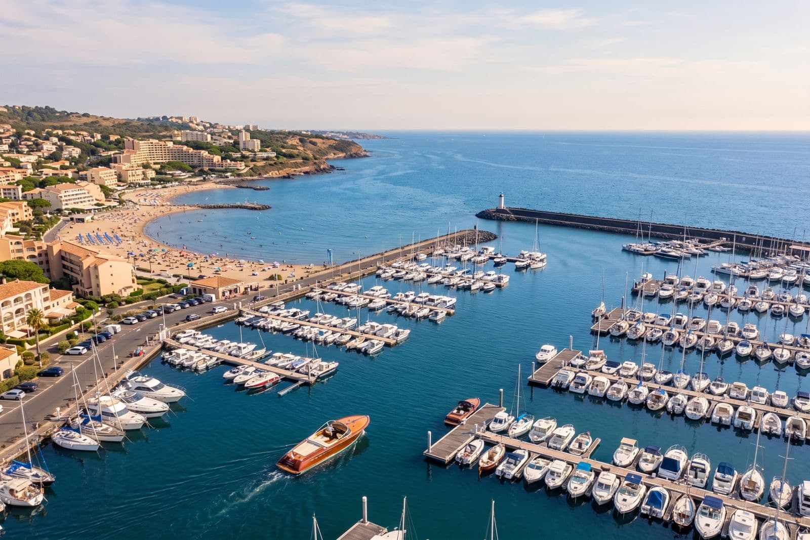 Le port du Cap d'Agde et la plage vus du ciel